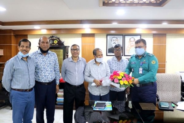 নবনিযুক্ত সিএমপি কমিশনার সালেহ্ মোহাম্মদ তানভীরকে ফুলেল শুভেচ্ছা জানাচ্ছে বিজিএমইএ’র নেতৃবৃন্দ