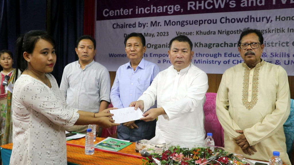 খাগড়াছড়িতে সুবিধাভোগী ও প্রশিক্ষণার্থীদের নগদ অর্থ সহায়তা