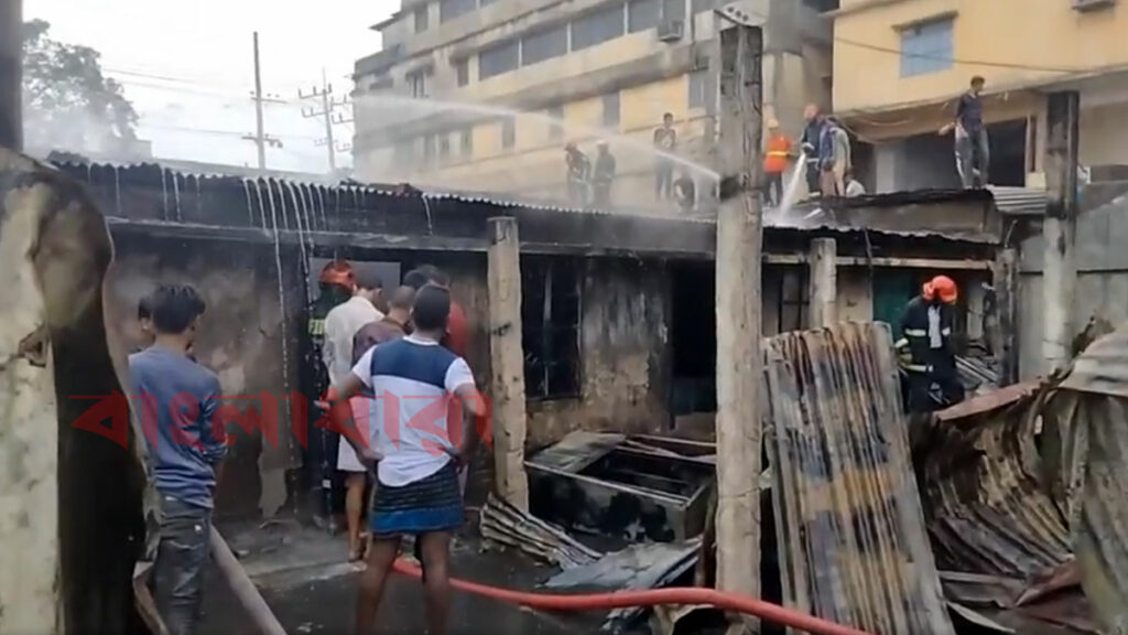 চান্দগাঁওয়ে বস্তিতে ভয়াবহ আগুন, নিহত ১