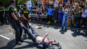 নেদারল্যান্ডে দেড় হাজারেরও অধিক জলবায়ুকর্মী আটক