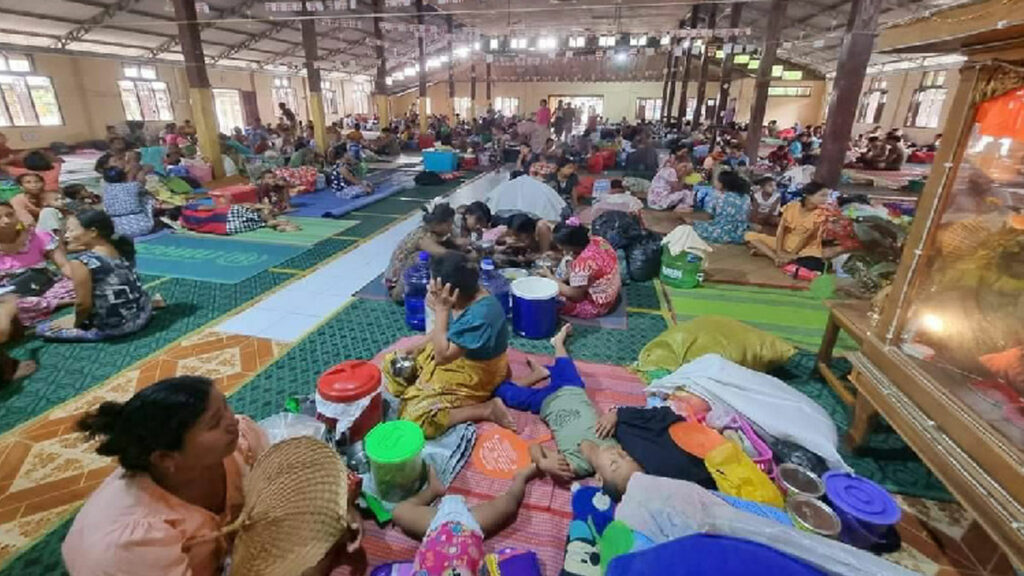 মিয়ানমারে রেড অ্যালার্ট, রাখাইন থেকে সরানো হয়েছে লক্ষাধিক মানুষ